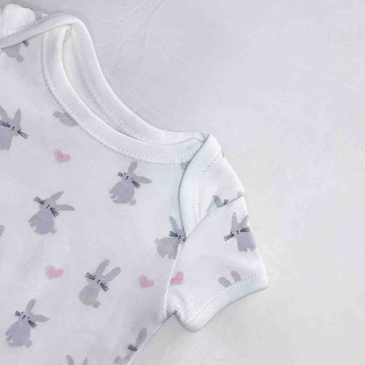 Bunny blanc baby bodysuit close-up view